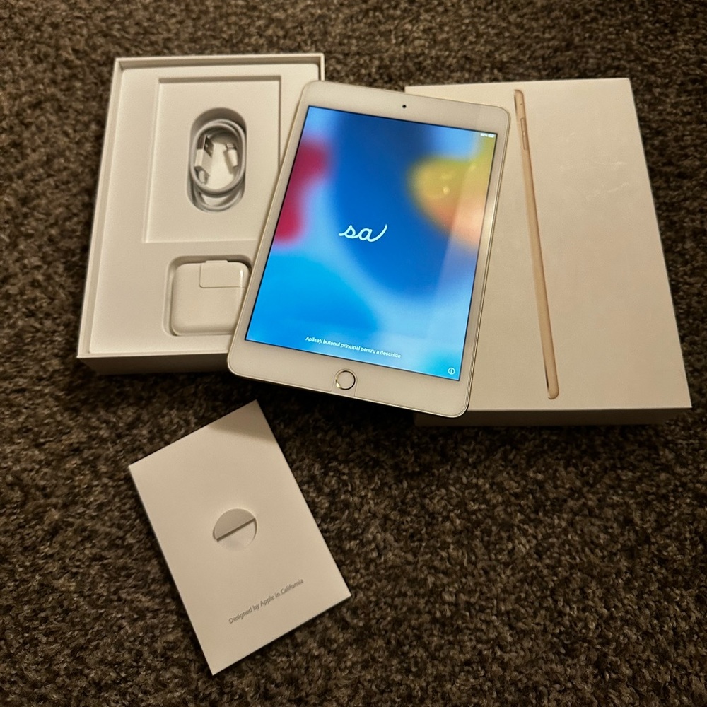iPad Mini 4th Generation Gold with 128 GB WI-FI ONLY